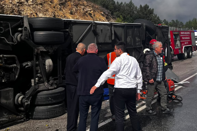Antalya kara yolunda yolcu otobüsü devrildi: Ölü ve yaralılar var