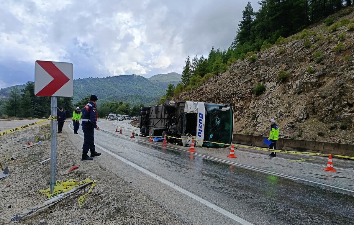 Isparta-Antalya yolunda devrilen otobüste yedek şoför öldü, 8 kişi yaralandı
