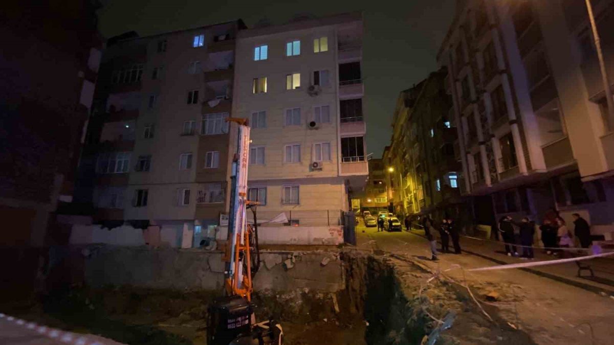 İstanbul'da gece yarısı korku! İnşaatın istinat duvarı yıkıldı, 2 binada çökme: 20 daire tahliye edildi