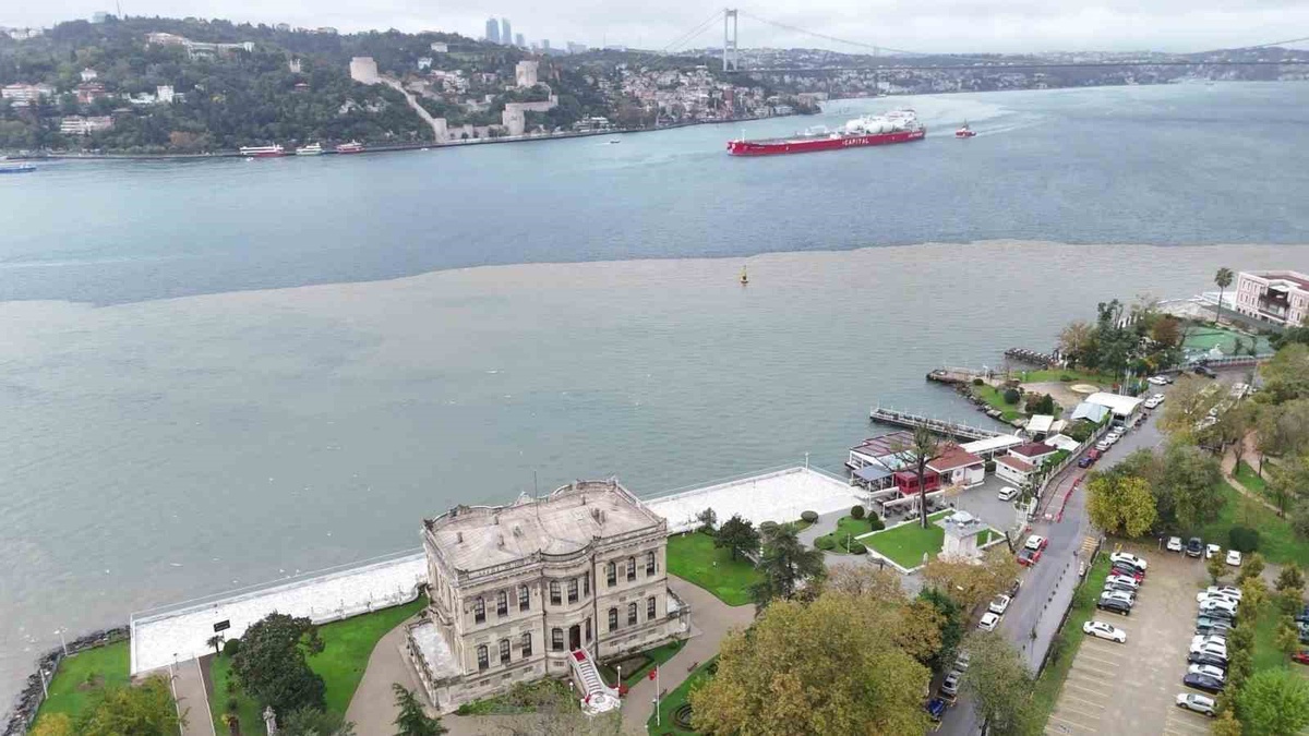 İstanbul Boğazı'nda çamur iki renge büründü, görüntü Beykoz'dan alındı
