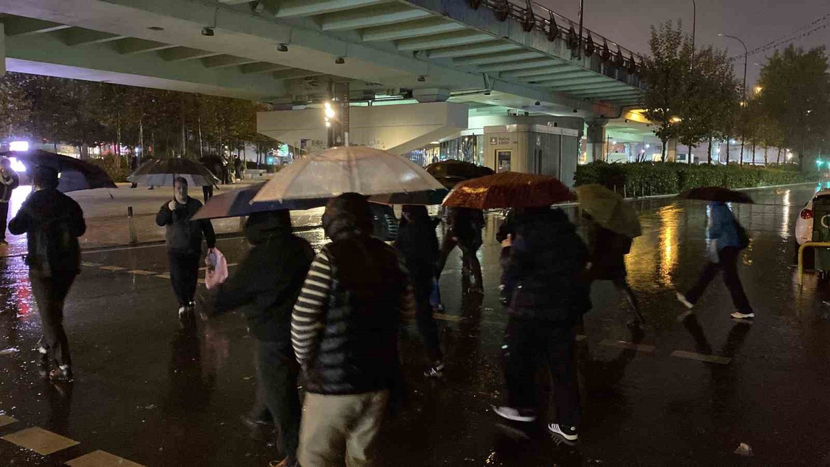 İstanbul'da sağanak sabah saatlerinde etkili oldu, işe gidenler zorlandı