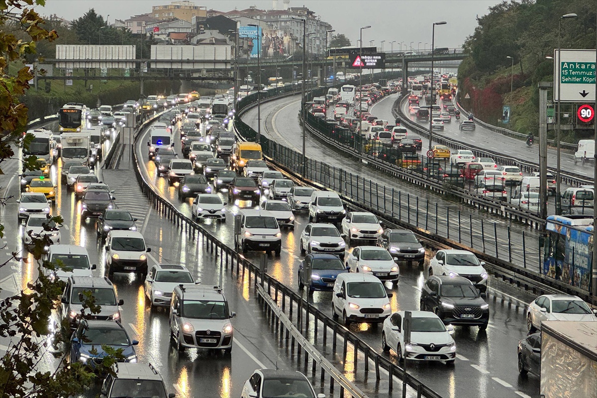 İstanbul'da yağmurun da etkisiyle trafik yoğunluğu yüzde 80'e çıktı