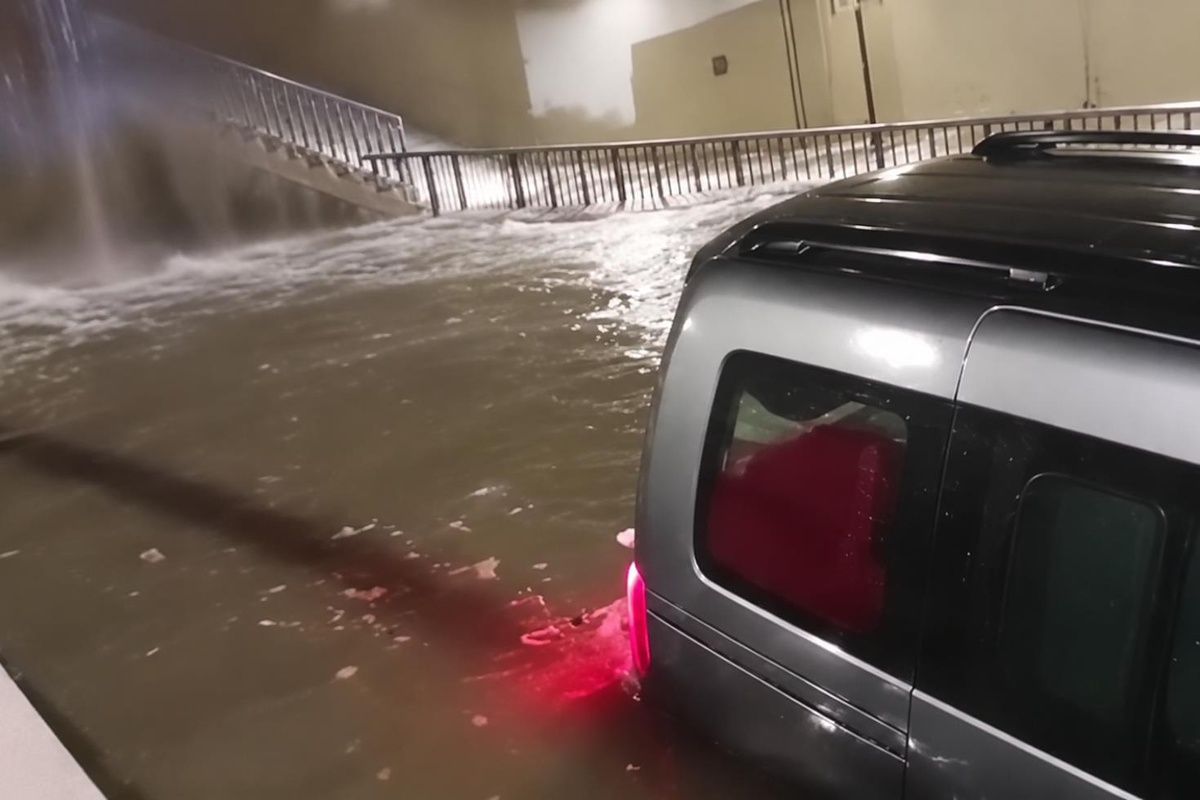 İstanbul'da şiddetli sağanak! 2 ilçede yollar göle döndü, baba ile kızı son anda kurtarıldı