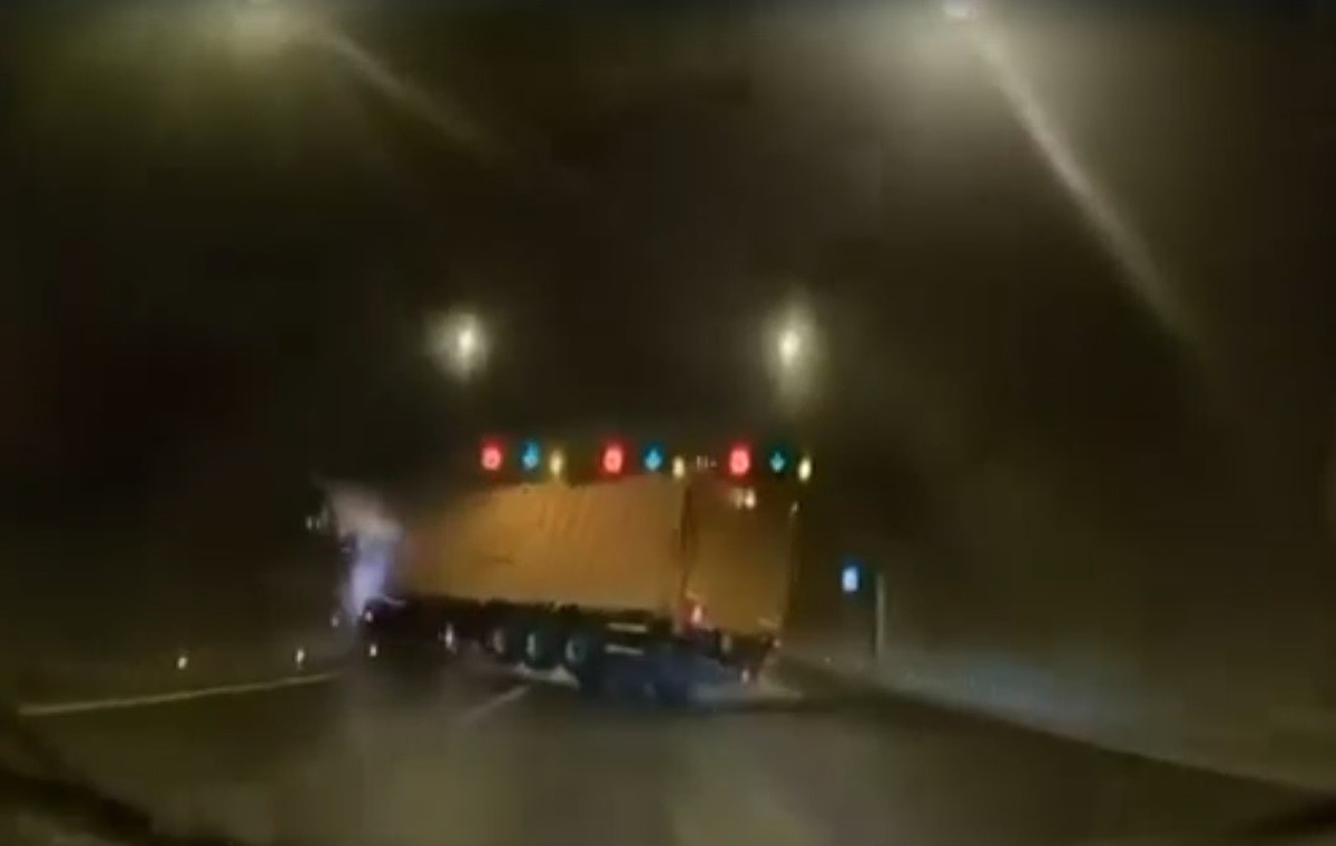 İzmir Bayraklı'da kaygan yolda savrulan tır beton bariyerlere çarptı, anlar kamerada