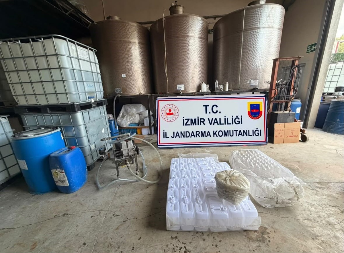 İzmir Bornova'da kaçak alkol operasyonunda 21 bin 20 litre etil alkol ele geçirildi