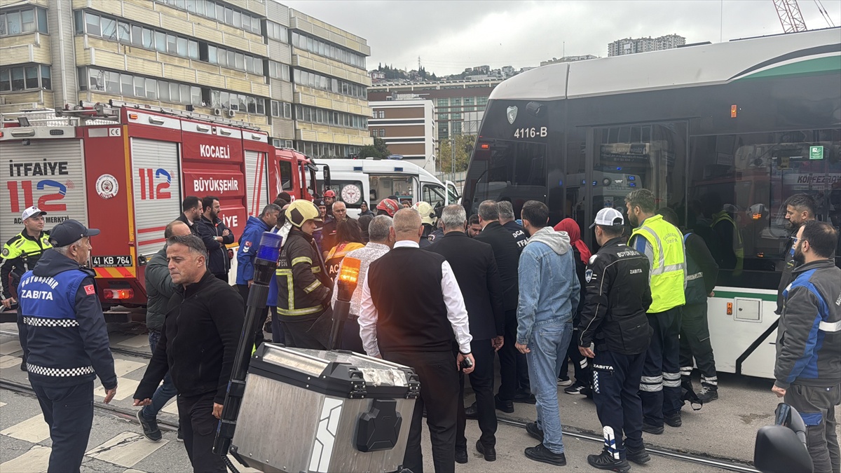 İzmit'te tramvay 2 kadın yayaya çarptı, biri ağır olmak üzere 2 kişi yaralandı