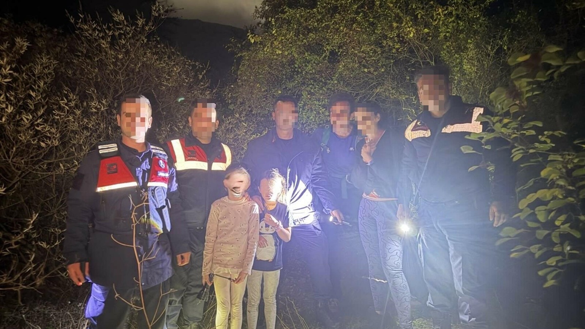 Jandarma, Kuşadası'da doğa gezisinde kaybolan 4 kişilik Alman aileyi gece buldu