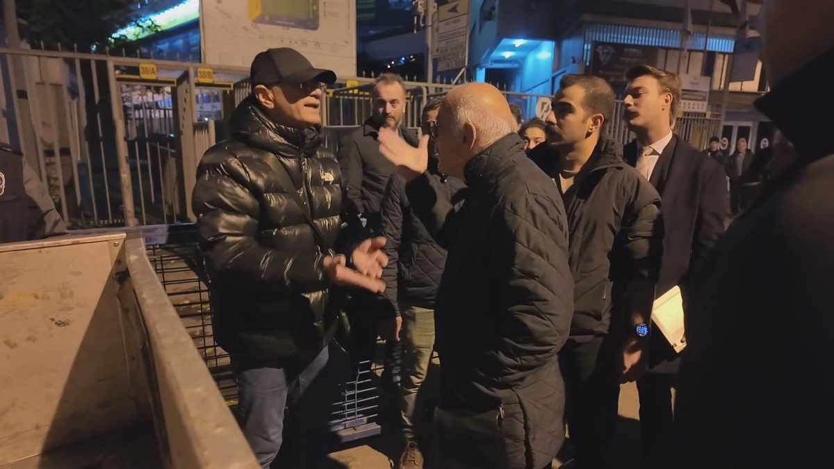 Kadıköy'de çatlak oluşan 3 binada tahliye gerginliği! Sakinler: Tebligat yok, kanser hastamız var