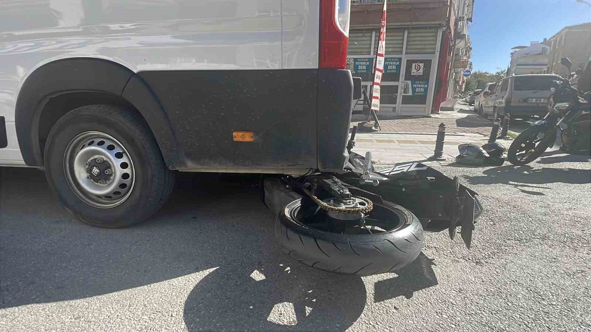 Karaman'da 20 metre sürüklenen motosiklet minibüsün altına girdi, yolcu yaralandı
