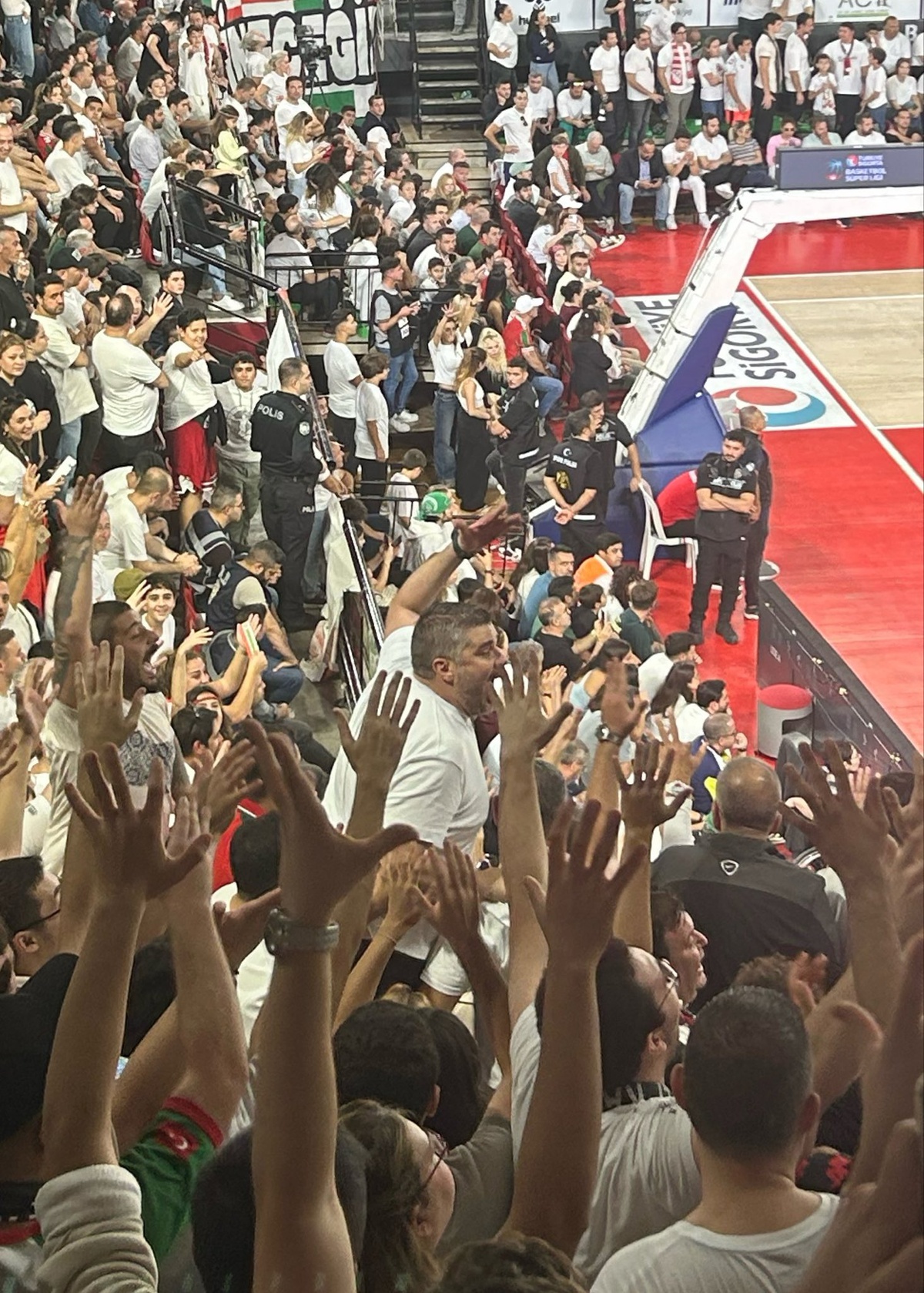 Karşıyaka Başkanı Tusder, Fenerbahçe maçında taraftar tribününe geçti