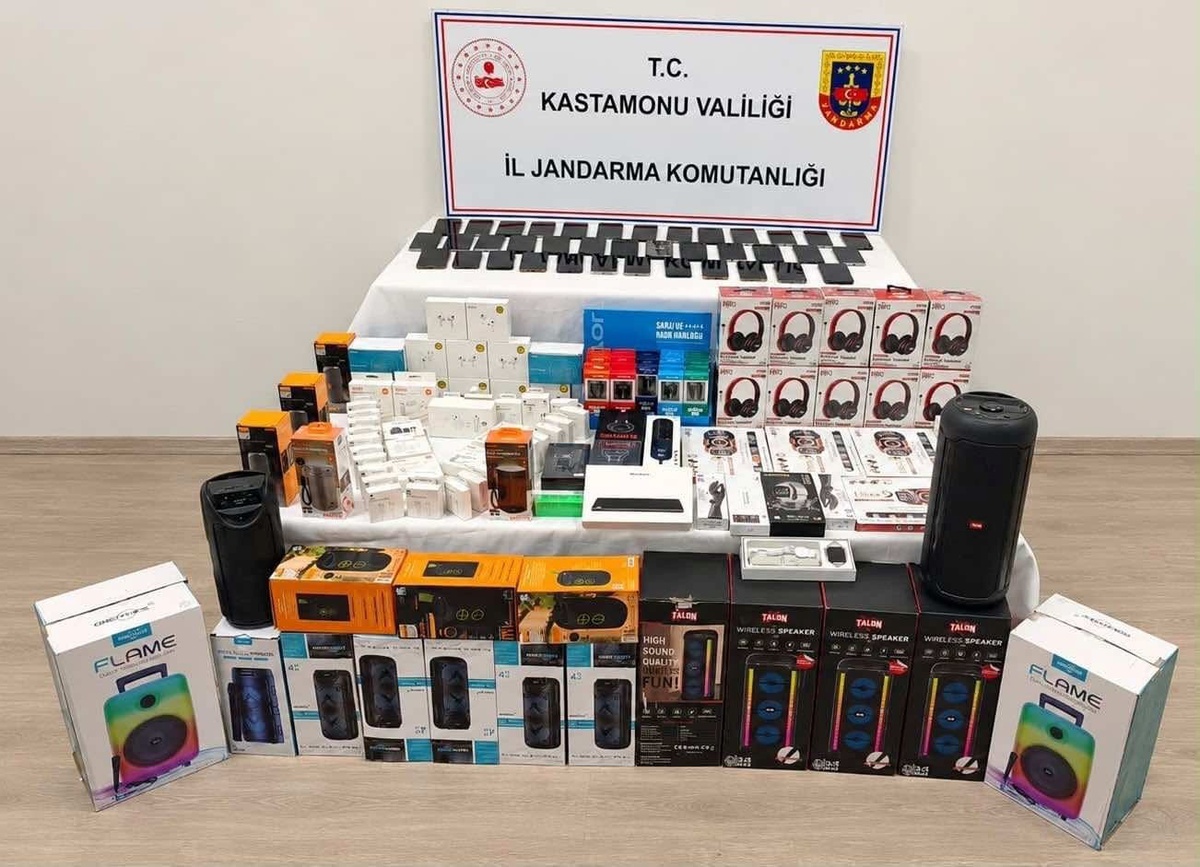 Kastamonu'da jandarma 2 iş yeri ve 1 araçta 39 kaçak cep telefonu ele geçirdi