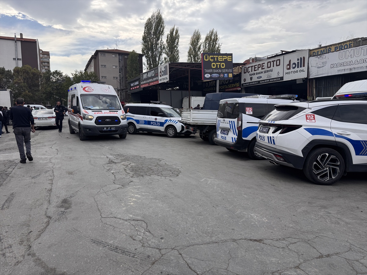 Kayseri Kocasinan'da kaporta dükkanındaki silahlı kavgada 1'i ağır 3 kişi yaralandı