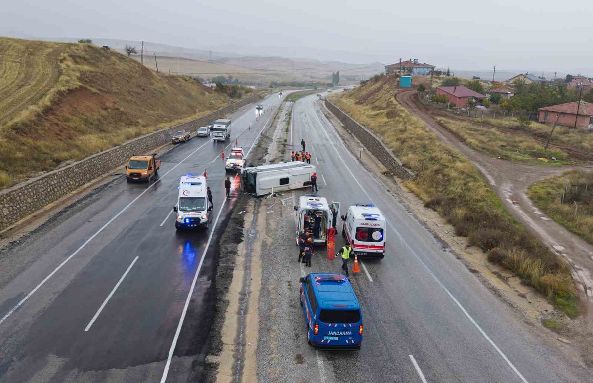 Kırıkkale'de işçileri taşıyan midibüs devrildi, 1'i ağır 15 kişi yaralandı