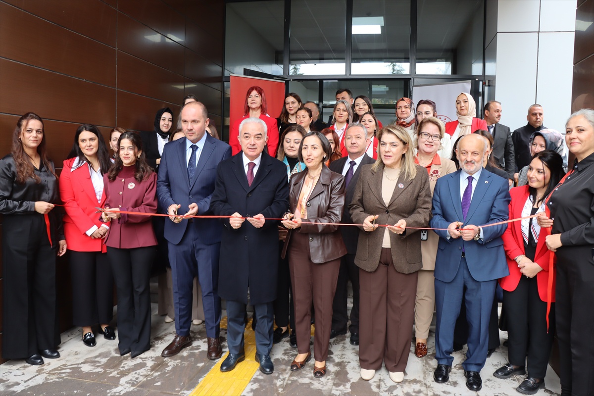 Kırklareli'nde Üreten Kadınlarla Yaşayan Cumhuriyet sergisi Vali Turan'la açıldı