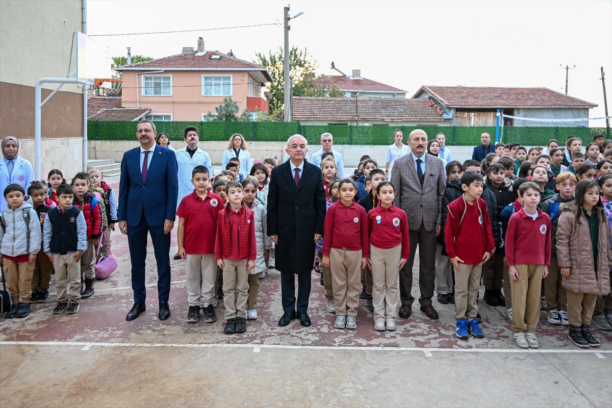 Kırklareli Valisi Turan, Kaynarca İlkokulunda bayrak törenine katıldı