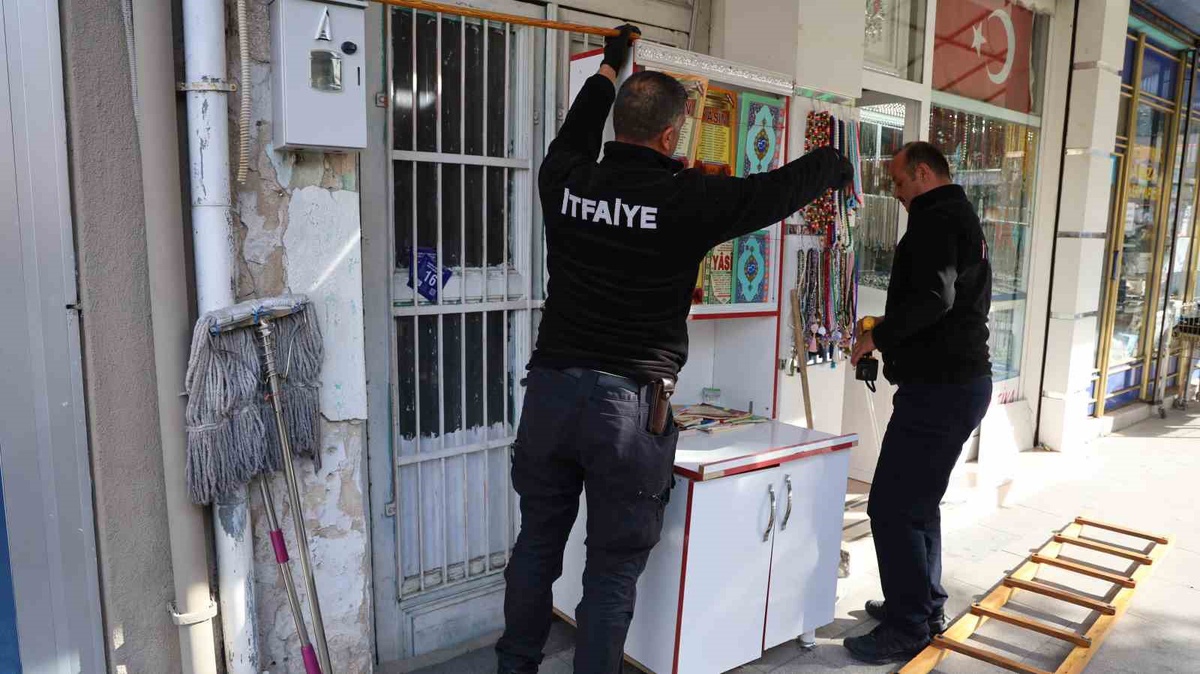 Kırşehir'de kepenkte sıkışan kedi itfaiye ekiplerince kurtarıldı.