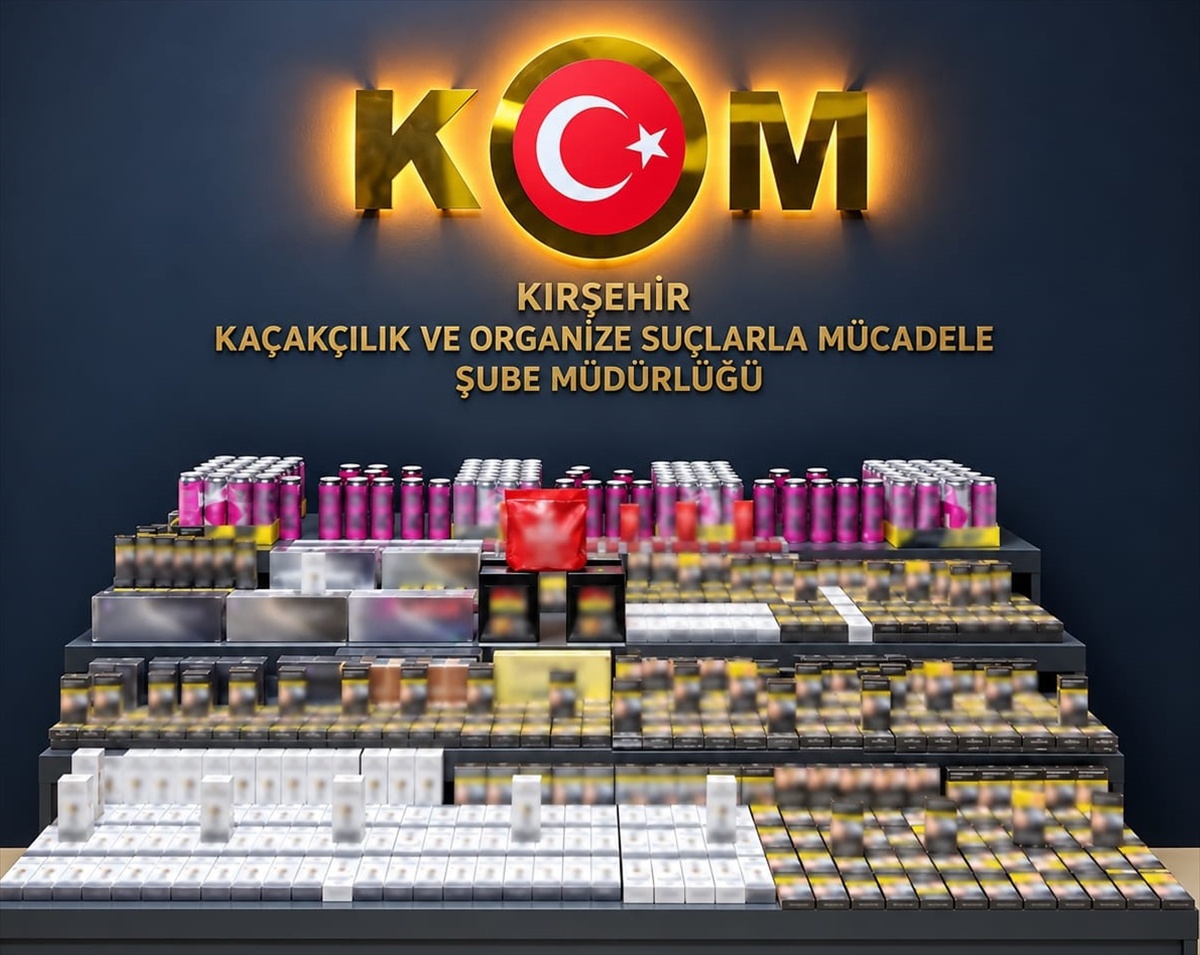 Kırşehir'de otomobilde 750 paket gümrük kaçağı sigara ve 120 ürün ele geçirildi