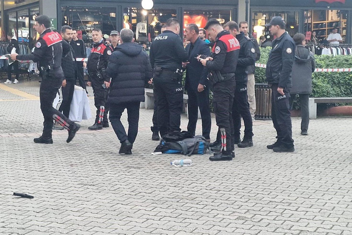 Kocaeli İzmit'te Outlet Center AVM'de kendi silahı ateş alınca şahıs yaralandı
