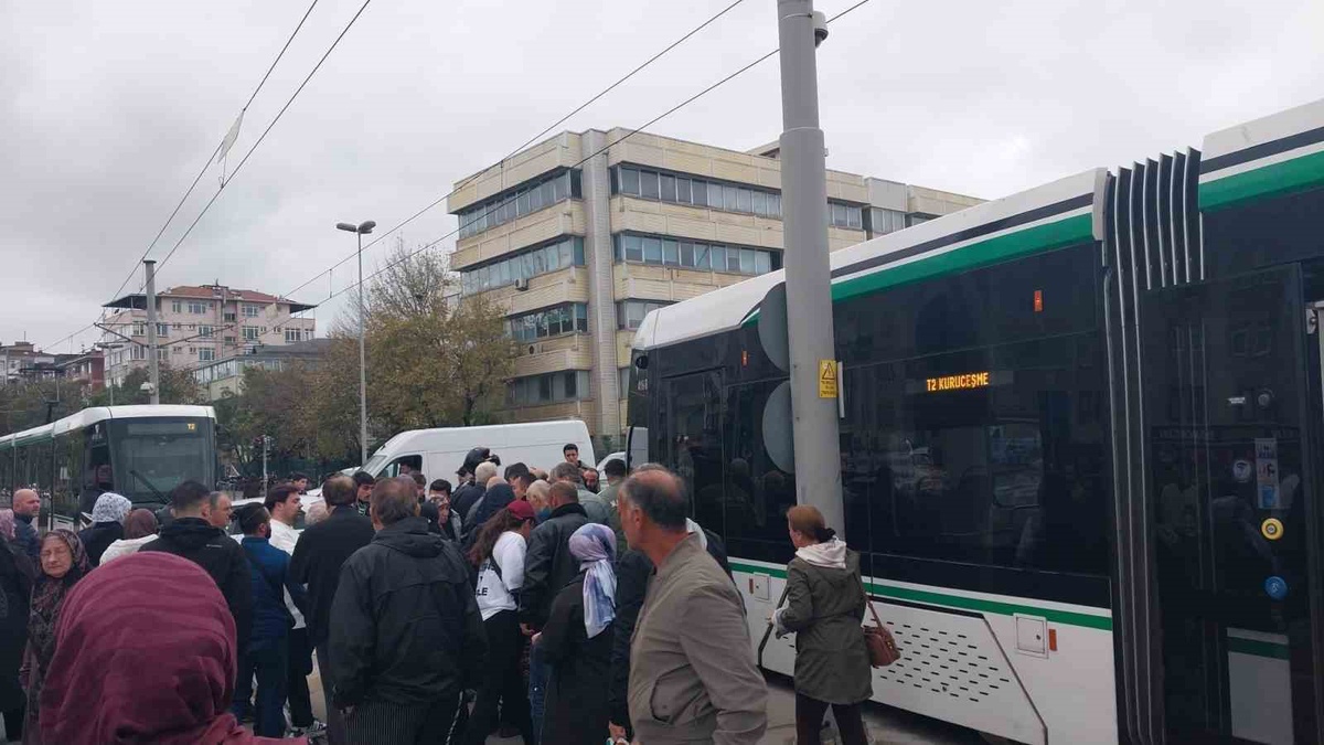 Kocaeli İzmit'te tramvayın çarptığı 71 yaşındaki kadın hastanede hayatını kaybetti