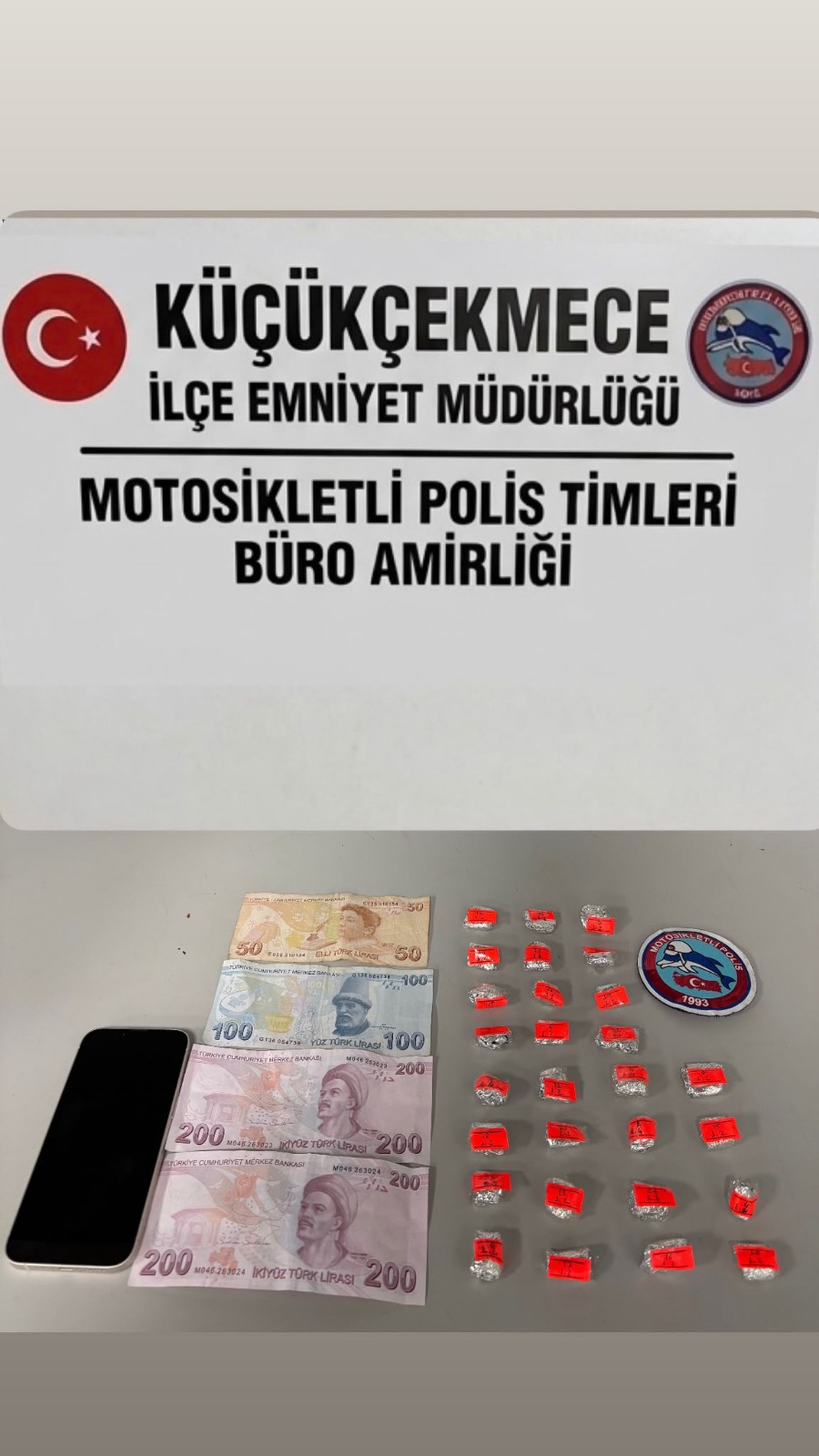 Küçükçekmece'de 2 şüpheli kovalamacayla yakalandı, 33,6 gram uyuşturucu ele geçti
