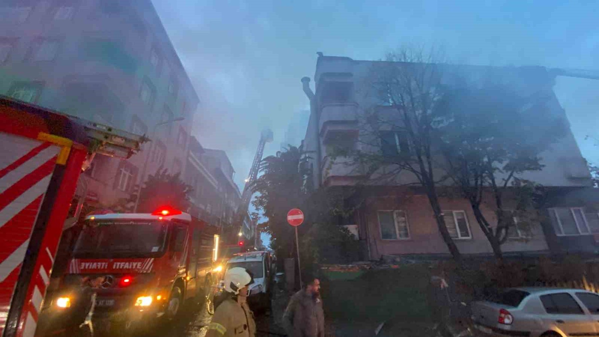 Küçükçekmece'de 4 katlı tekstil atölyesinin çatısında çıkan yangın yan çatıya sıçradı