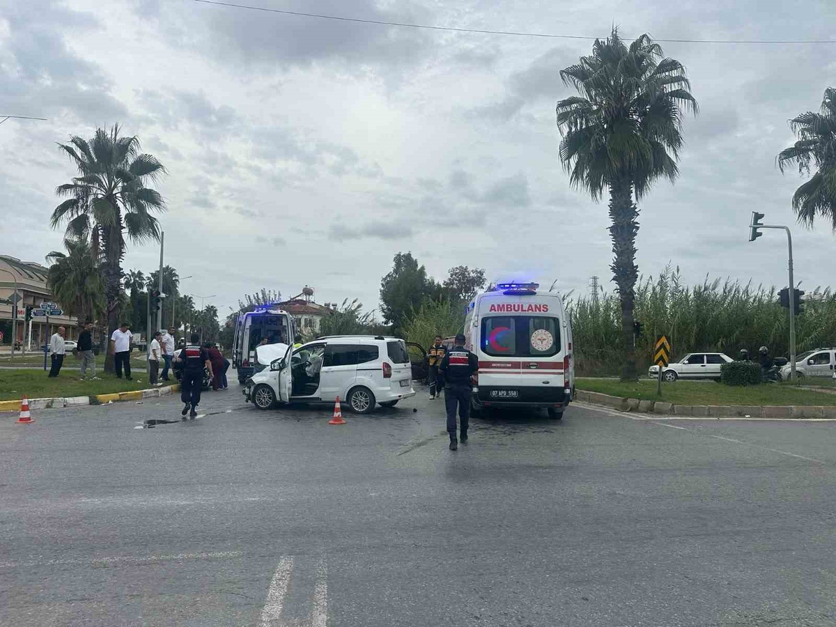 Manavgat'ta iki otomobilin çarpıştığı kazada 3 kişi yaralandı