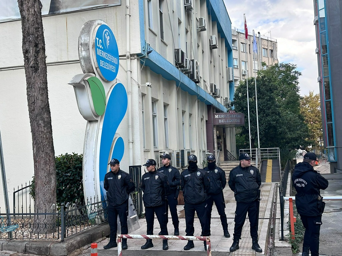 Denizli'de Merkezefendi Belediyesi'ne operasyon! Başkan Şeniz Doğan ve eşi gözaltında