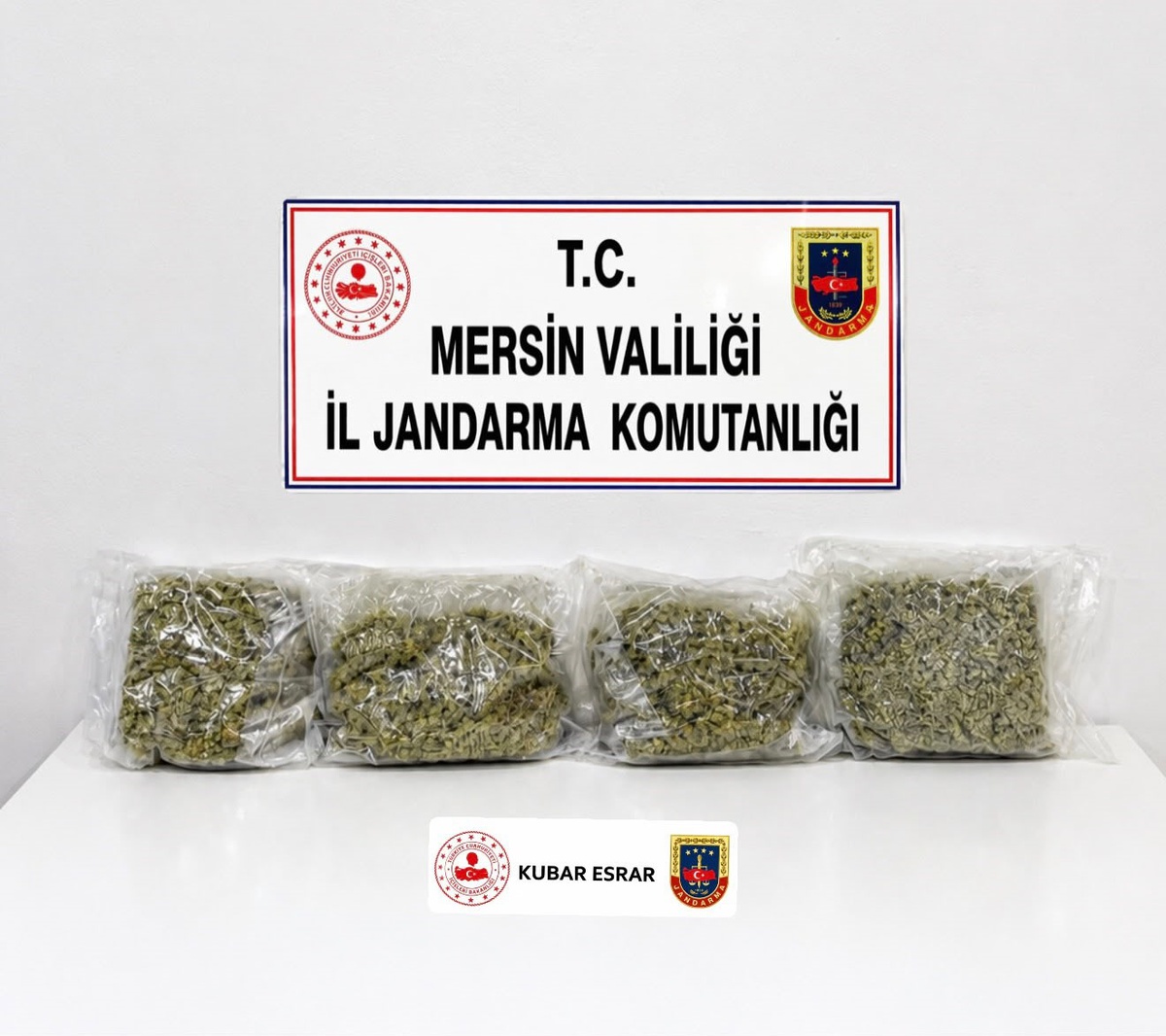 Mersin Mezitli'de jandarma 4 şüpheliyi yakaladı, 1 kilo 904 gram esrar ele geçirildi