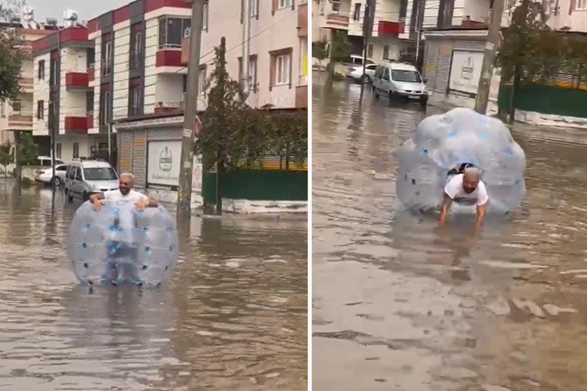 Sağanakta suyla dolan caddede içine girdiği büyük şeffaf balonla ilerledi