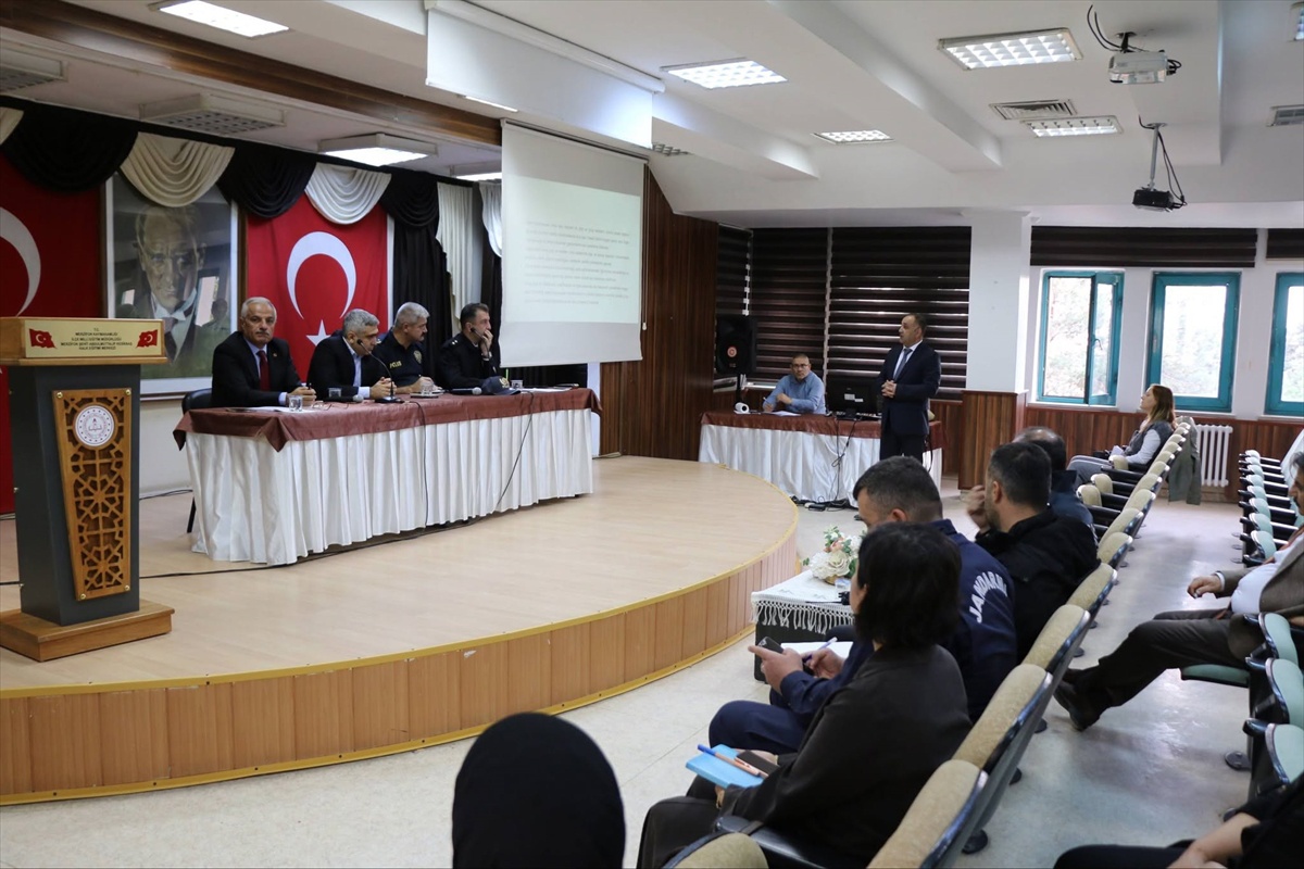 Merzifon’da okul güvenliği Kaymakam Karaaslan başkanlığında ele alındı