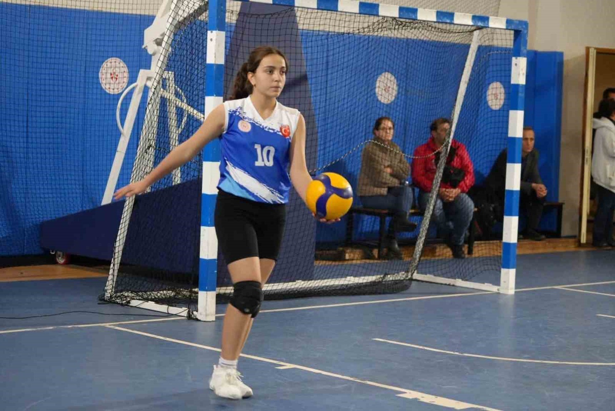 Muğla Menteşe'de Cumhuriyet Voleybol Turnuvası, 103. yıl coşkusunu filede yaşattı