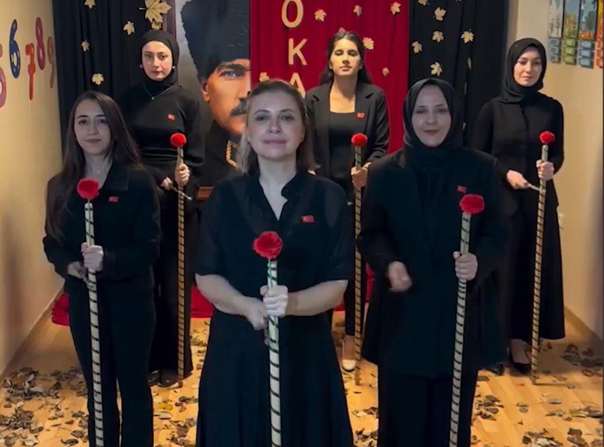 Müzik öğretmeninden tartışma yaratan 10 Kasım koreografisi