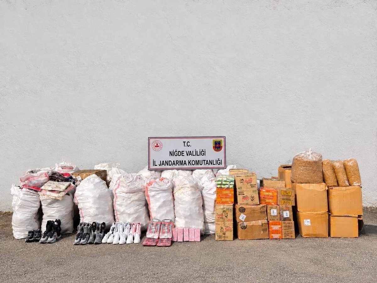 Niğde'de jandarma kargo aracında 670 kilogram kıyılmış tütün ele geçirdi