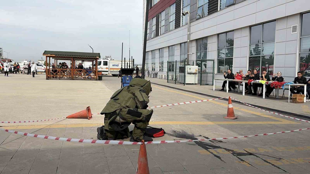 Osmaniye'de hastane tatbikatı: Patlama senaryosunda 12 kişi yaralandı