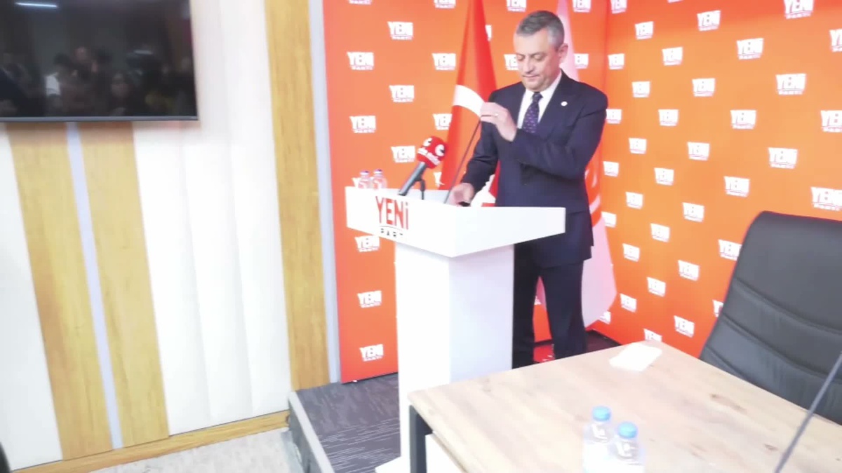 Özgür Özel, Bakırköy'de 86 yaşındaki babanın gözaltına alınmasına tepki gösterdi