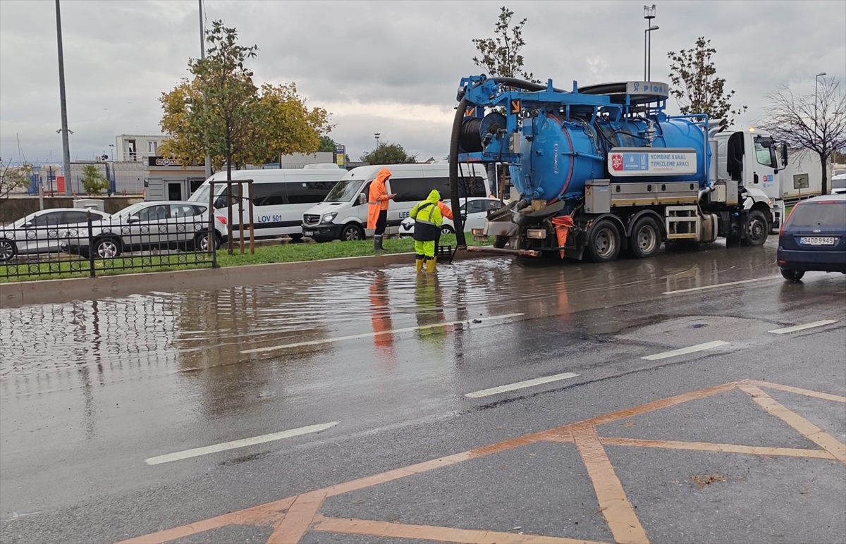 Pendik'te sağanak su baskınına yol açtı, sahil yolunda 2 şerit trafiğe kapandı