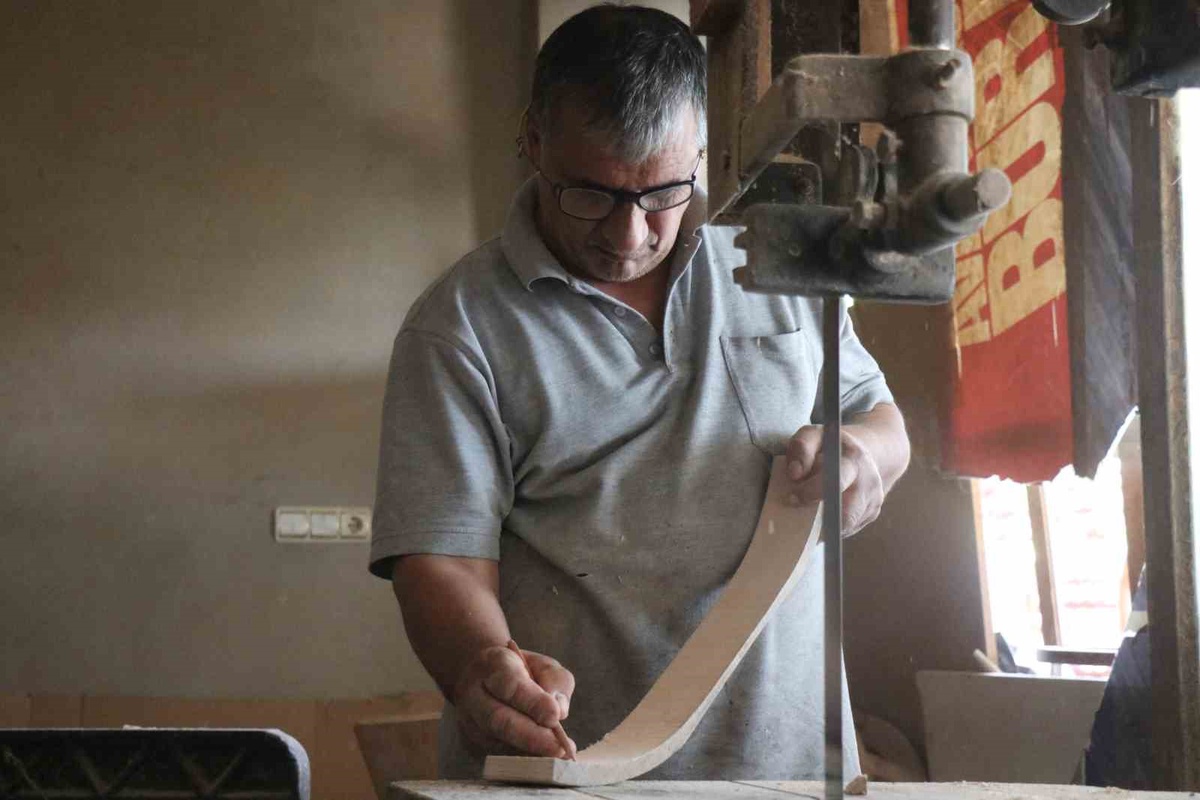 Sakarya'da Hanifi Bereket, Osmanlı ve Selçuklu motiflerini 50 yıldır ahşaba işliyor