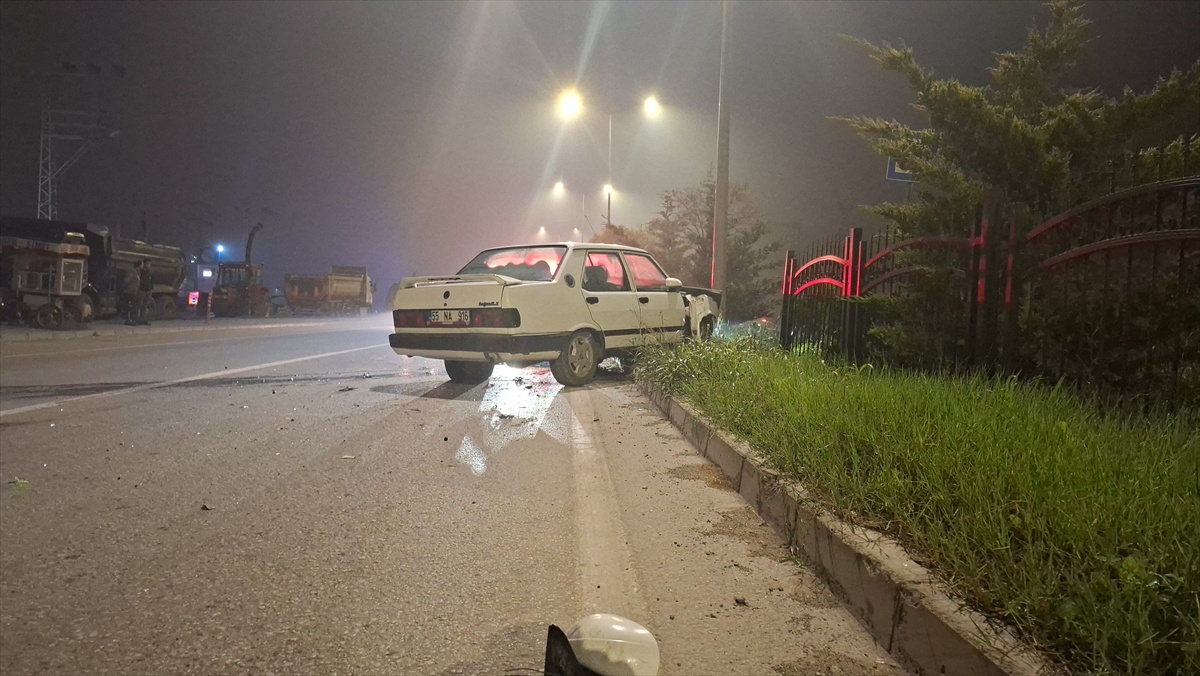 Samsun Bafra'da bariyerlere çarpan otomobilin sürücüsü hastaneye kaldırıldı