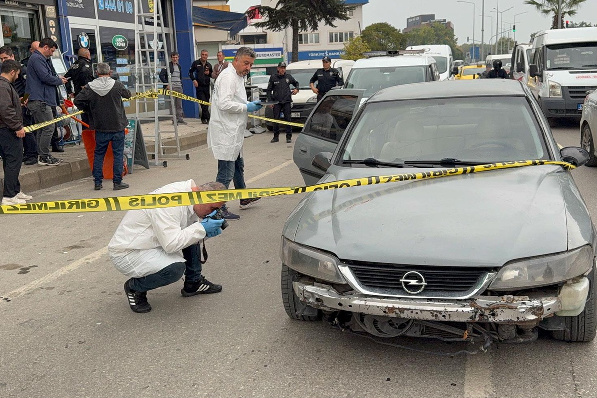 Samsun Canik'te aracının önü kesilen kişi bıçaklanarak yaralandı, lastikleri kesildi