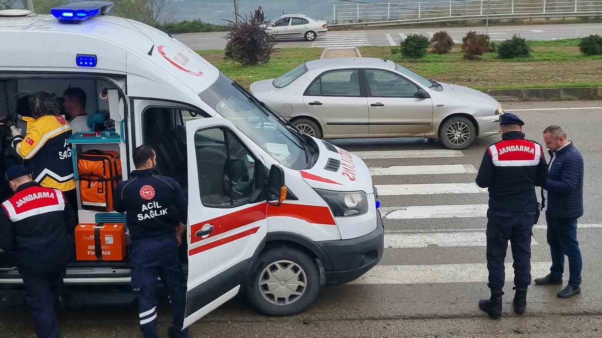 Samsun-Sinop kara yolunda iki otomobilin çarpışmasıyla 1'i bebek 5 kişi yaralandı