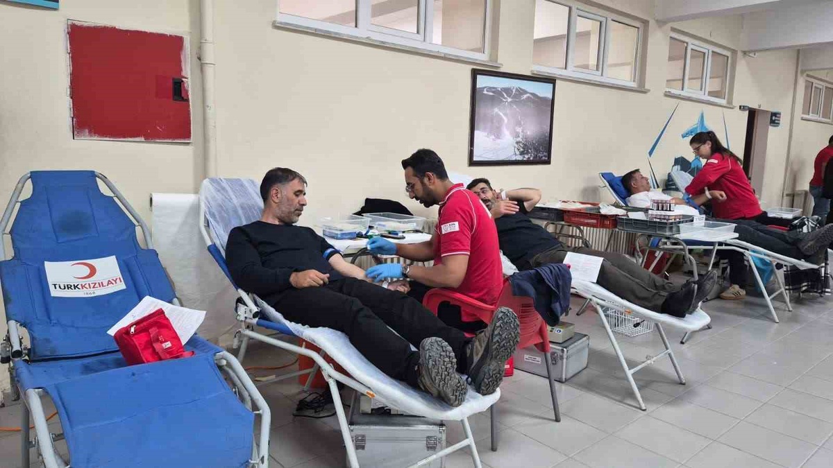 Sarıkamış MYO ve Turizm Fakültesi öğrencileri Kızılay'a kan bağışında bulundu