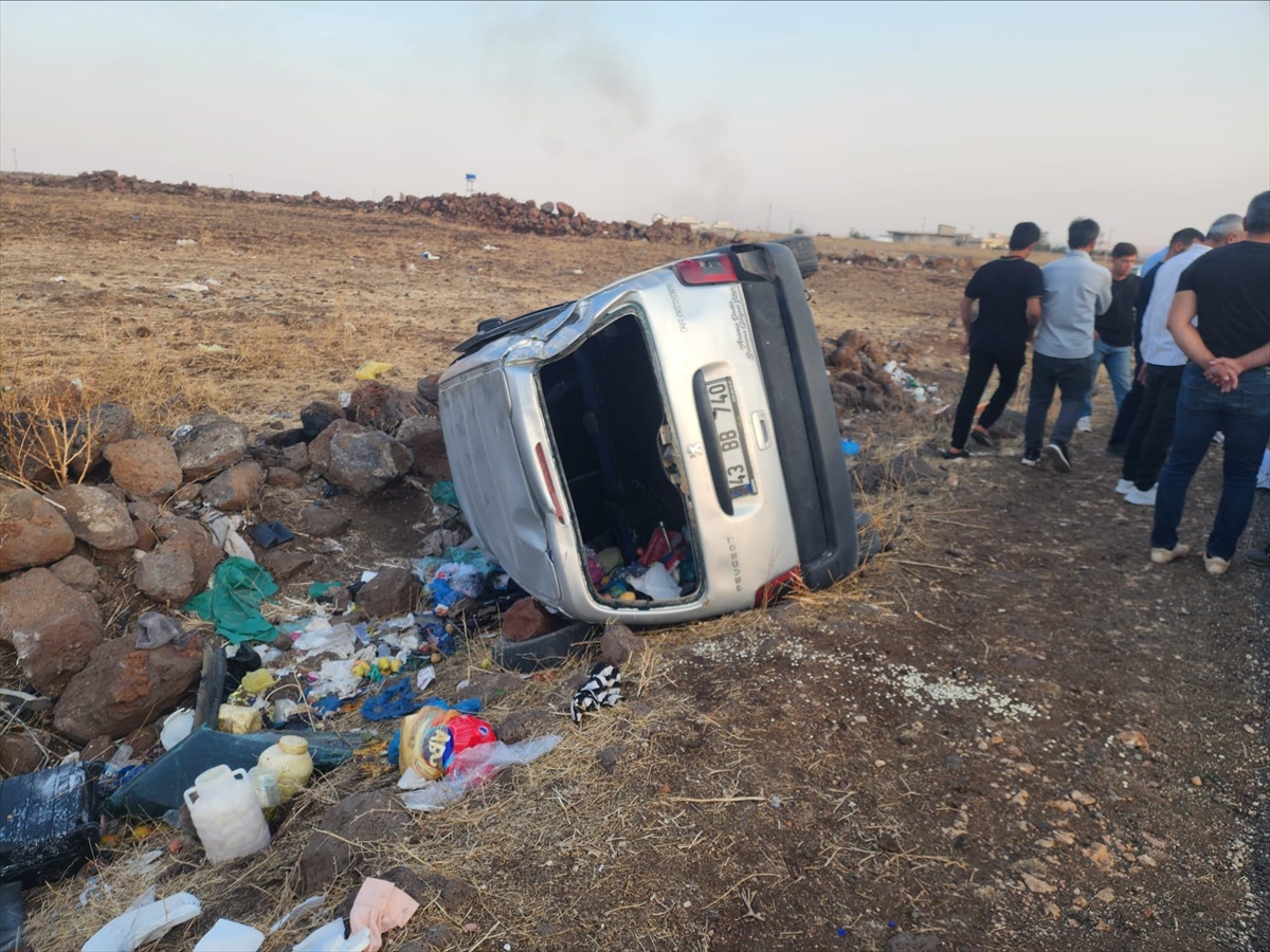 Şırnak İdil'de kontrolden çıkan kamyonet şarampole devrilince 5 kişi yaralandı
