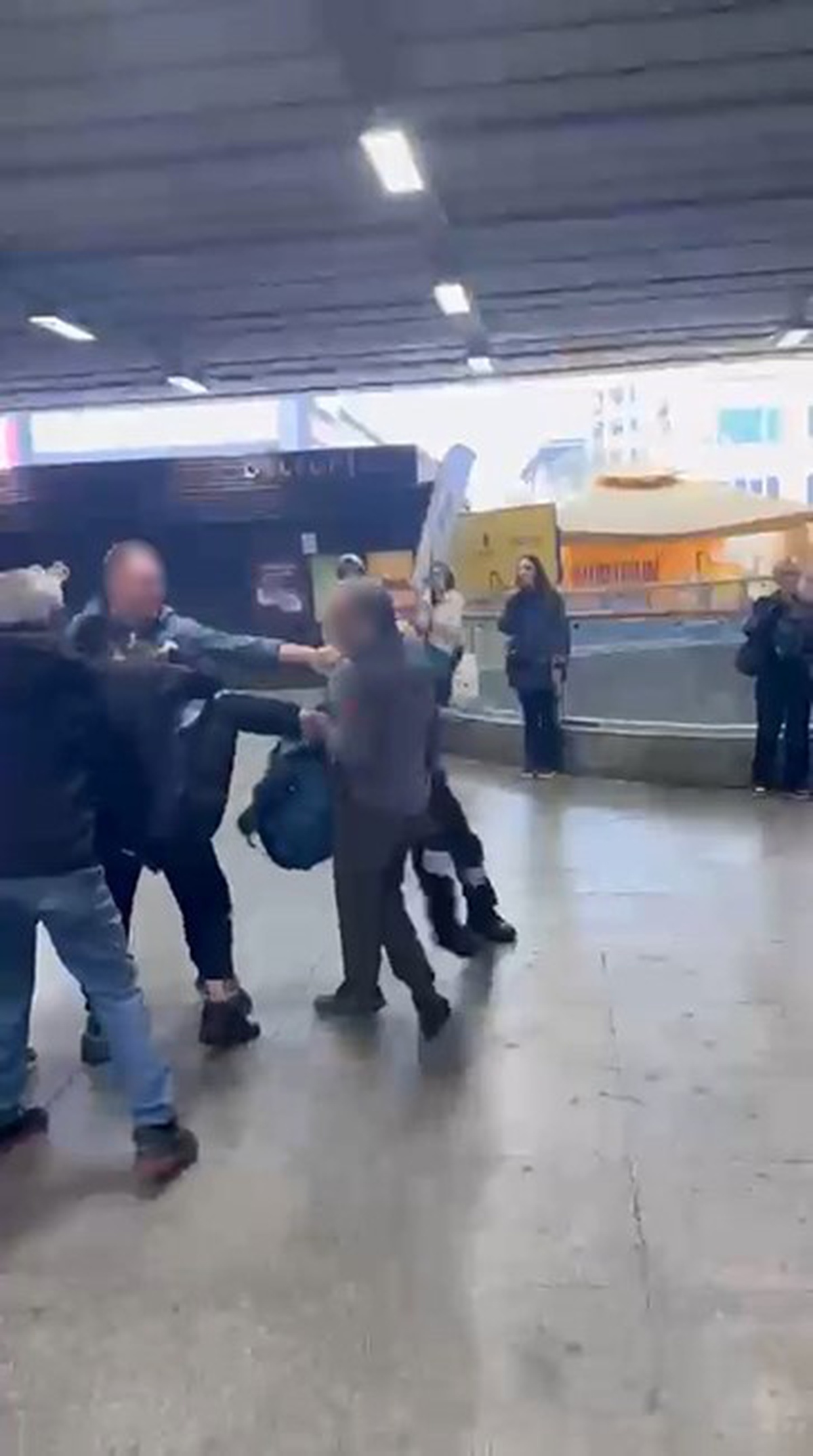 Şişli Mecidiyeköy Metrobüs Durağı'nda güvenlik görevlisi tartıştığı kişiye tekme attı