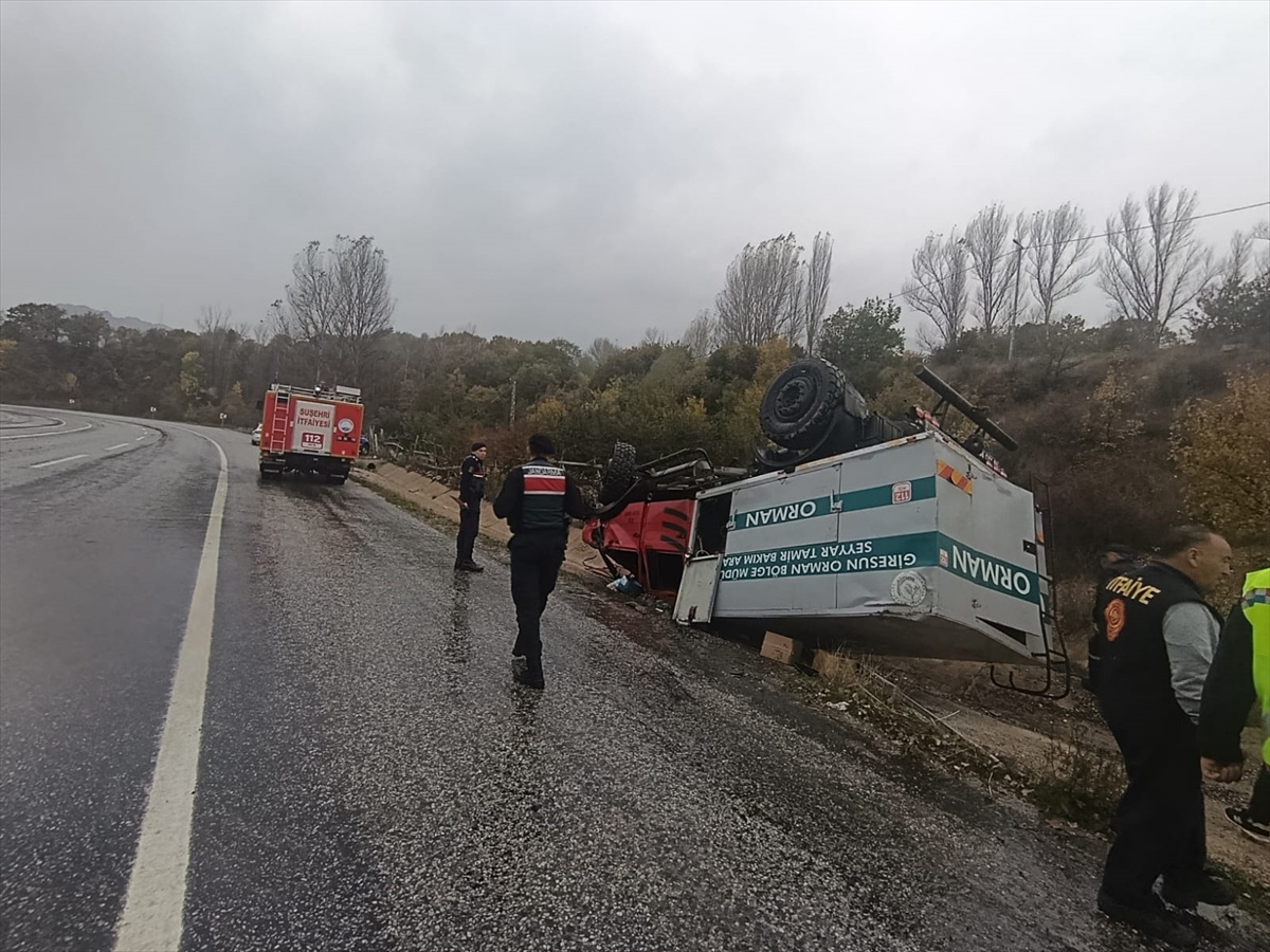 Sivas Suşehri'nde Giresun Orman Bölge Müdürlüğü aracı devrildi, 3 kişi yaralandı