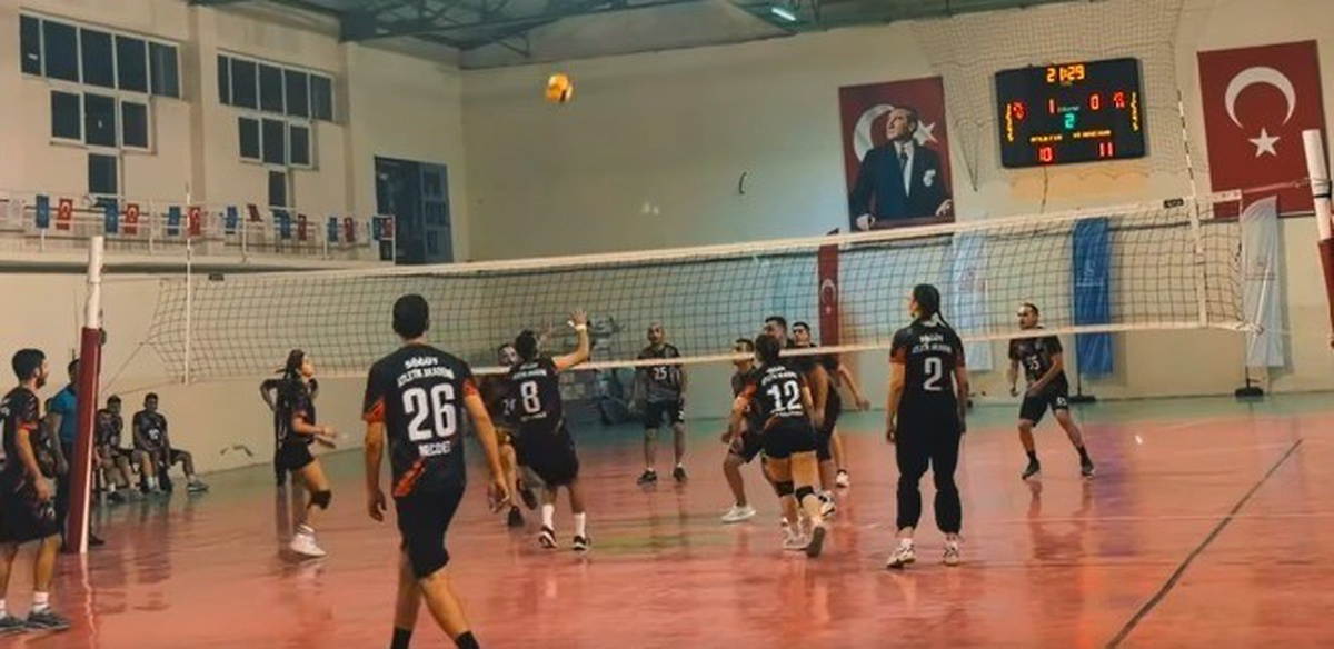 Söğüt'te Cumhuriyet'in 103. yılı etkinlikleri kapsamında voleybol turnuvası sona erdi