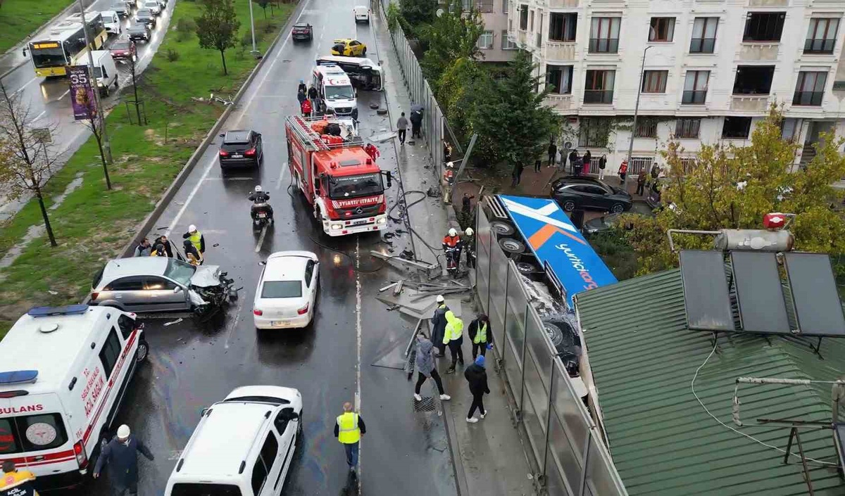 Sultangazi'de kargo tırı karşı şeride geçip iki araca çarptı, 3 kişi yaralandı