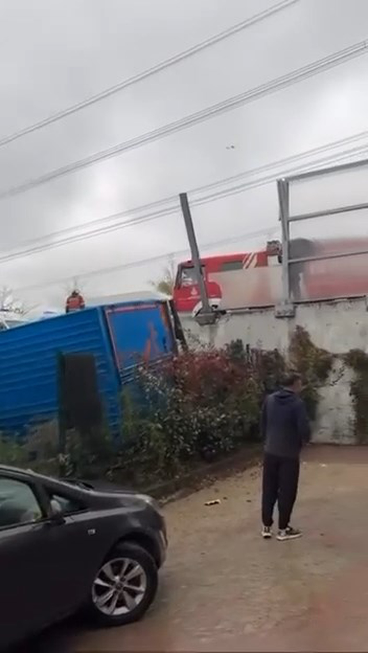 Sultangazi'de kontrolden çıkan kamyon 2 araca çarpıp 5 metreden bahçeye düştü