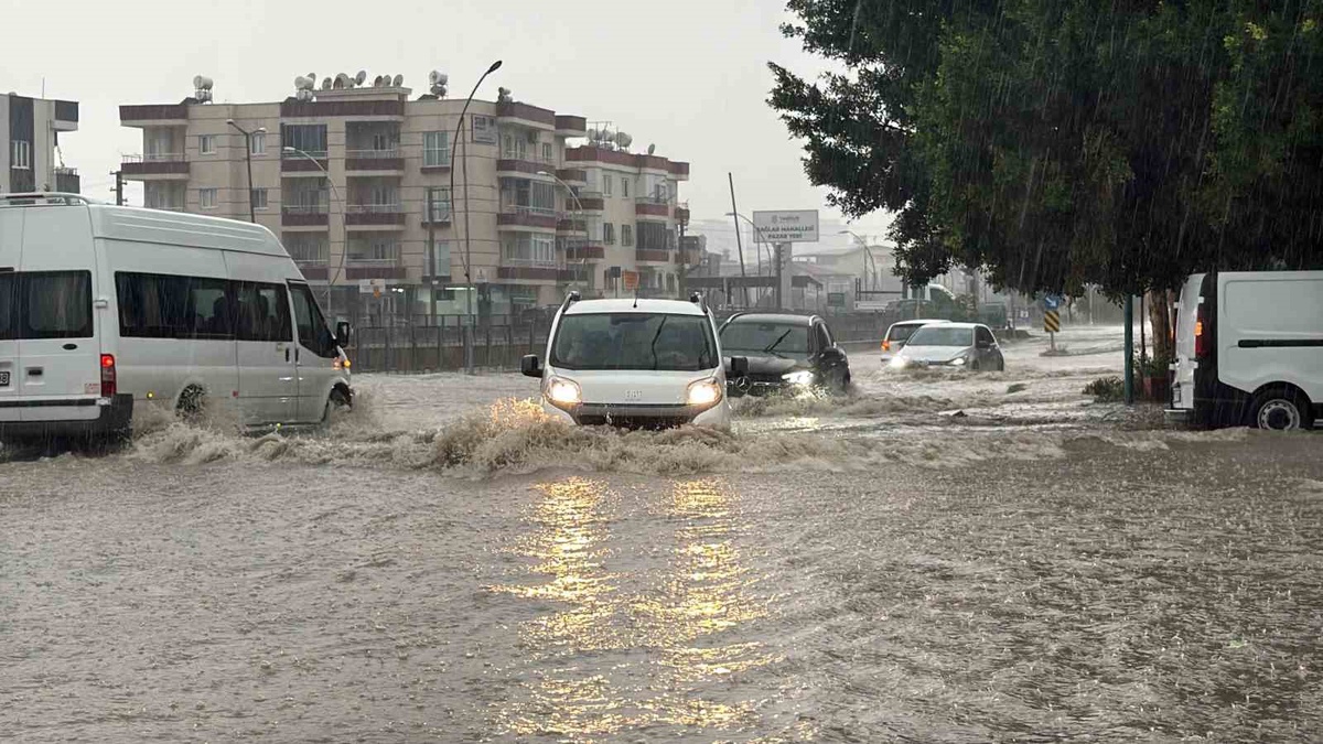 Tarsus'ta sağanak yolları su altında bıraktı, muhtar öğrenciyi kucağında taşıdı