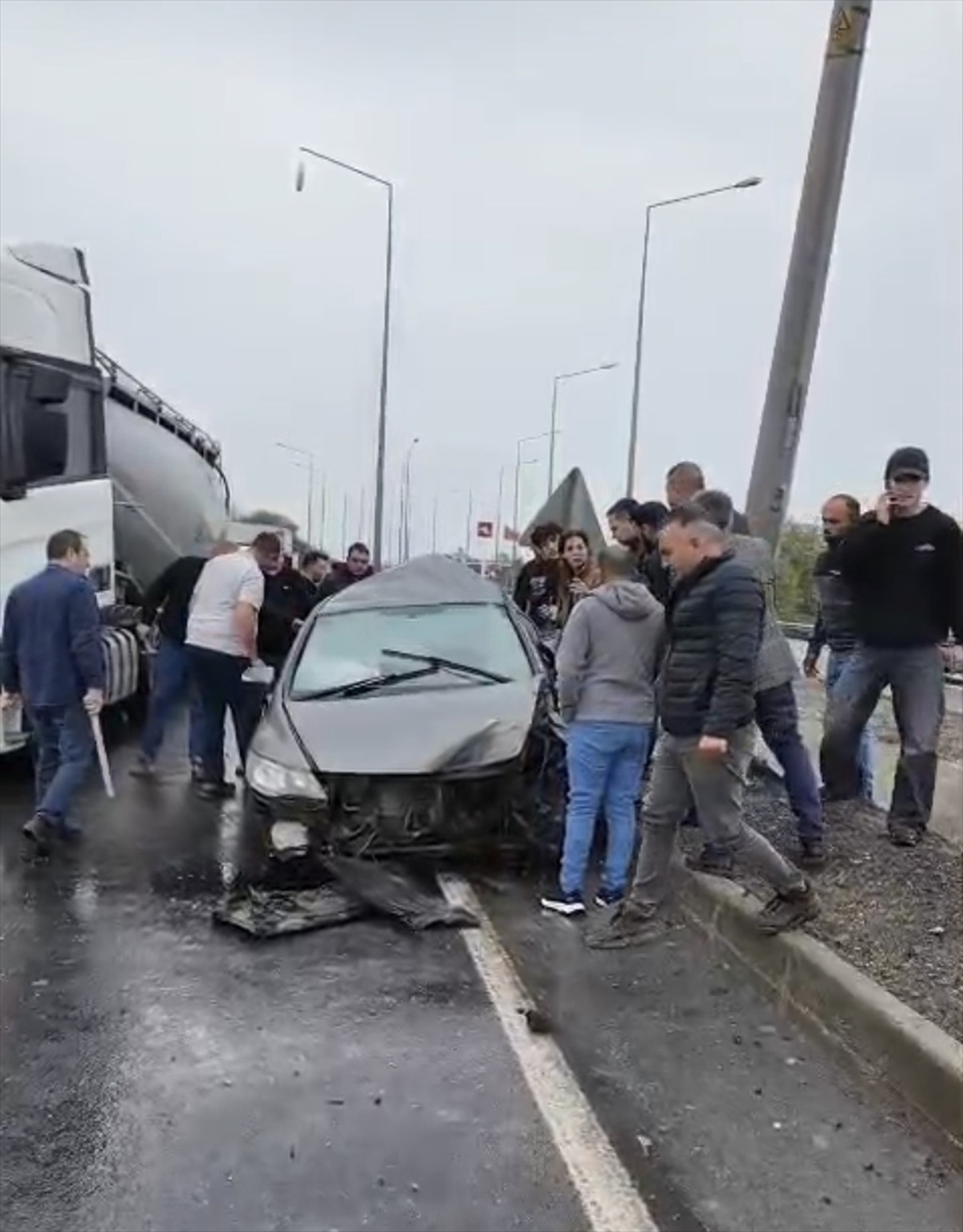Tekirdağ'da kaldırıma ve direğe çarpan otomobilde sıkışan sürücü yaralandı