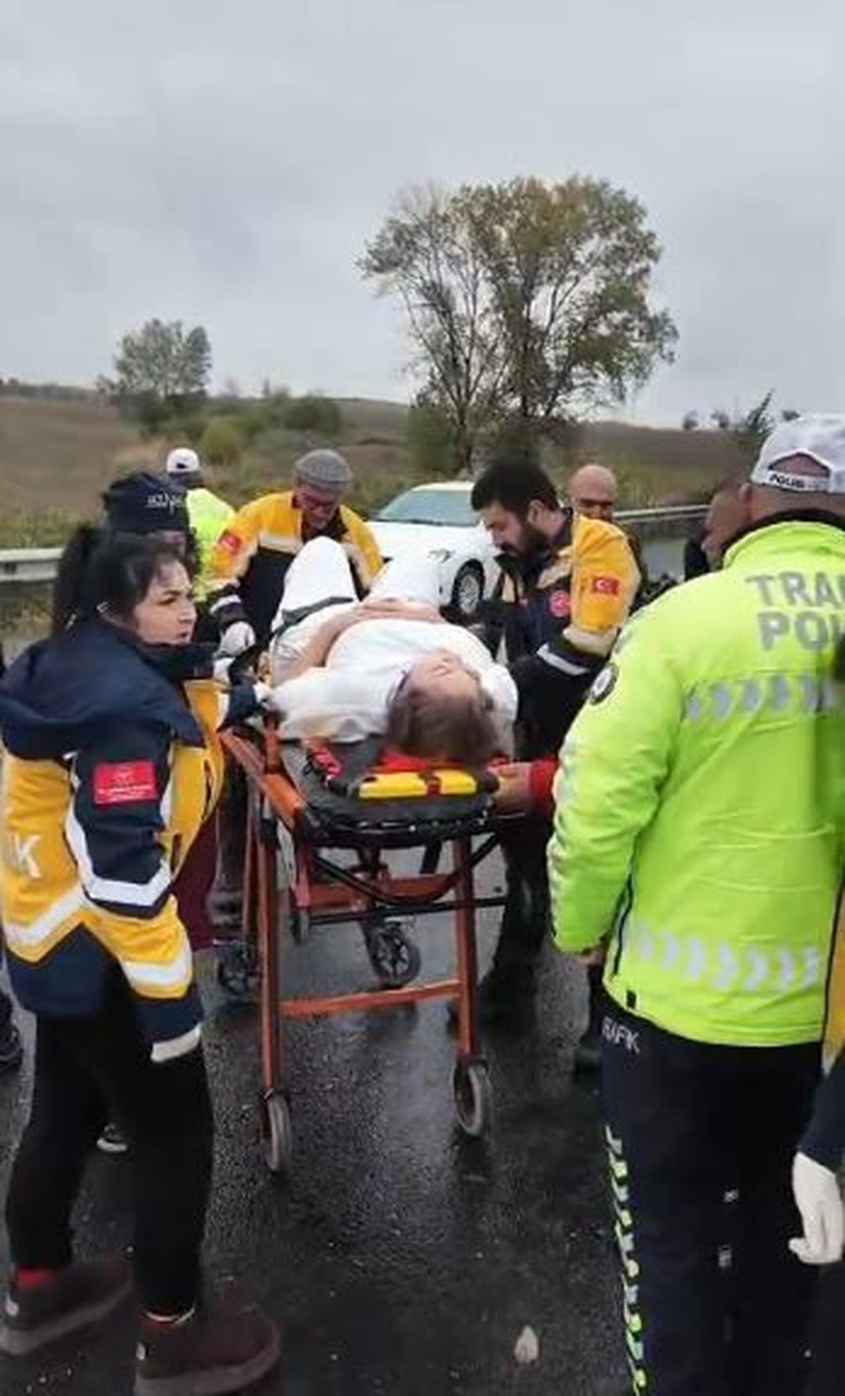 Tekirdağ'da otomobilde sıkışan kadın sürücüye yoldan geçen doktor ilk müdahale etti